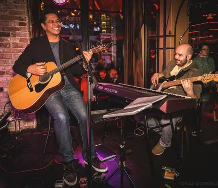 Duo mit Gitarre und Keyboard auf der Bühne der Alten Liebe