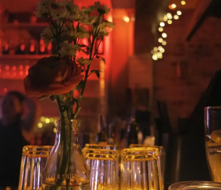 Blume und Kerzenlicht auf der Bar