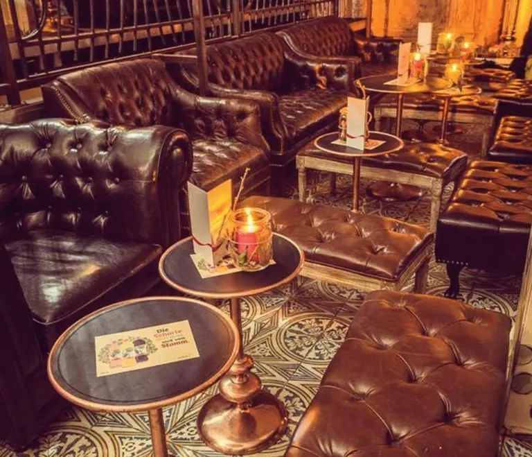 Chesterfield-Sessel im Wohnzimmerbereich